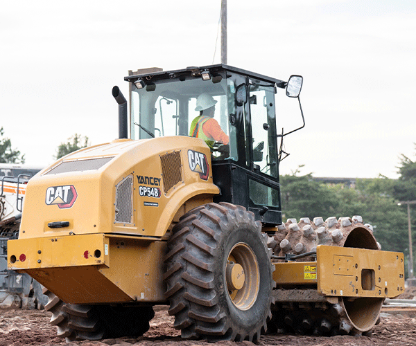 APCC, employee in sheeps foot roller, 23137_BUILDWITT_0479