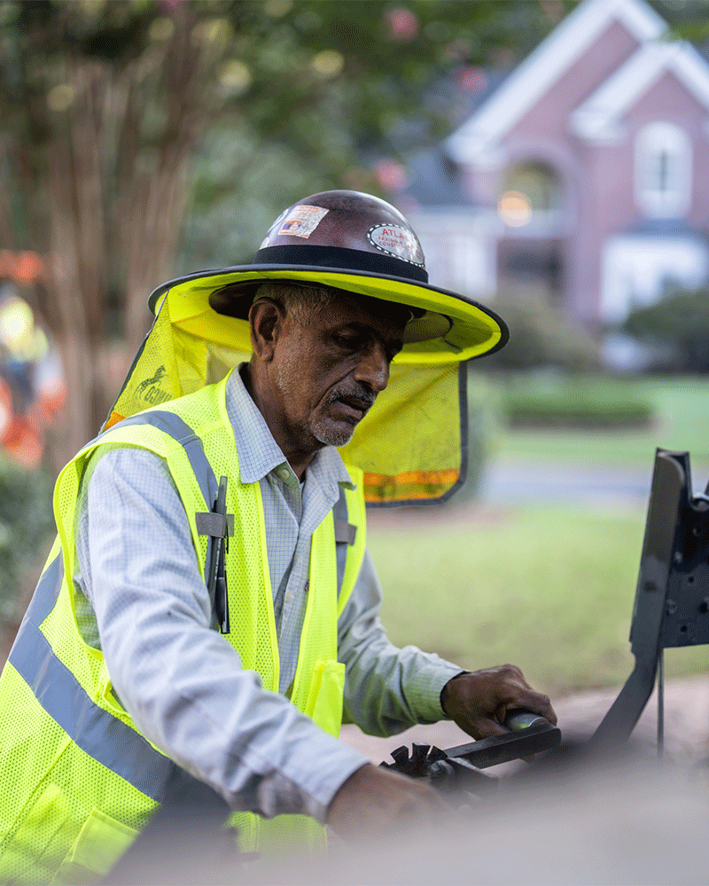 APCC, Employee working, close up, wide brim hard hat, 23137_BUILDWITT_1759