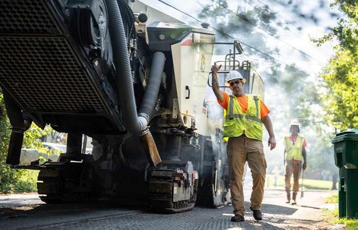 APCC, Employee guiding paving machine on road, 23137_BUILDWITT_2113